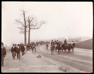 Ciclisti e carrozze trainate da cavalli alla curva di Riverside Drive, New York, 1896